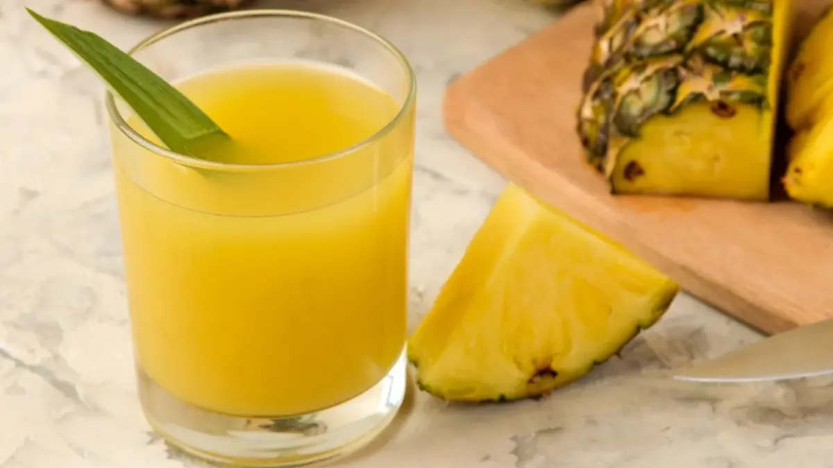 koktajl ananasowy w szklance