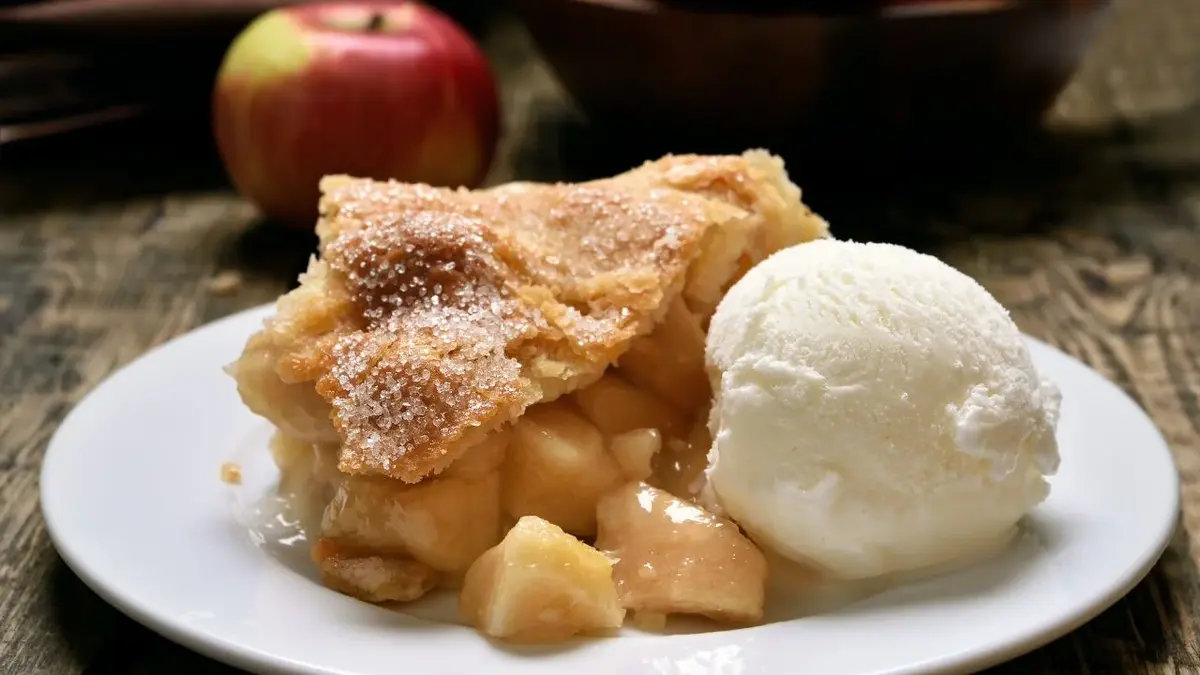 Amerykańska szarlotka ze śmietaną - apple cream pie - podana z porcją lodów waniliowych