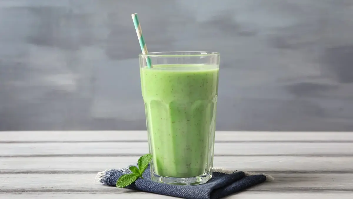 awokado shake z bananem i szpinakiem zielony w szklance