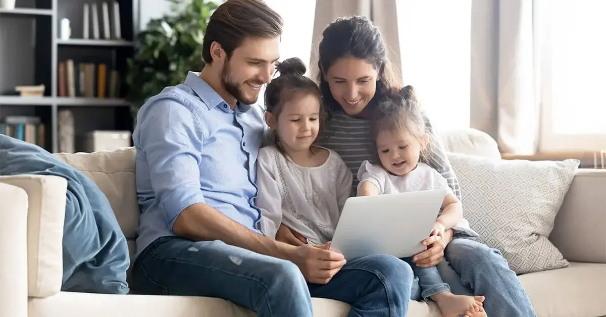 Rodzina na kanapie w domu czytająca dokumenty o badania z krwi pacjenta w domu