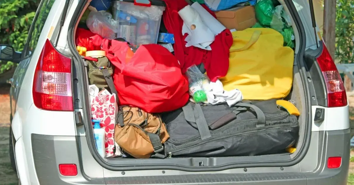 Bagażnik samochodowy wypchany rzeczami