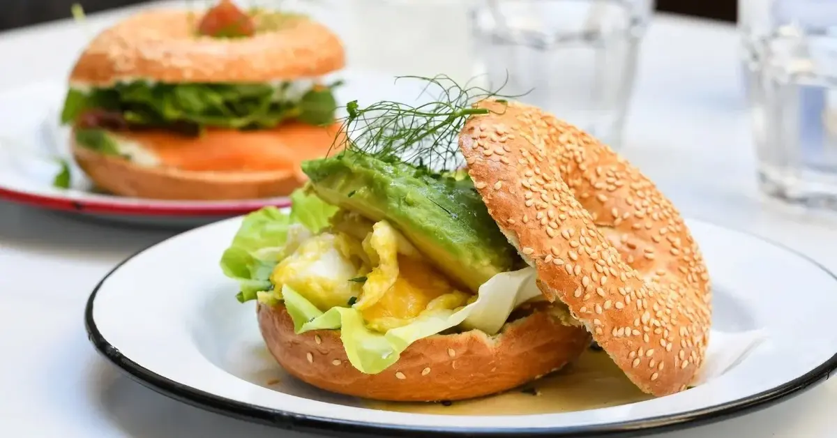 Główne zdjęcie - Bajgiel z jajkiem sadzonym - kulinarny hit na pożywne i smaczne śniadanie