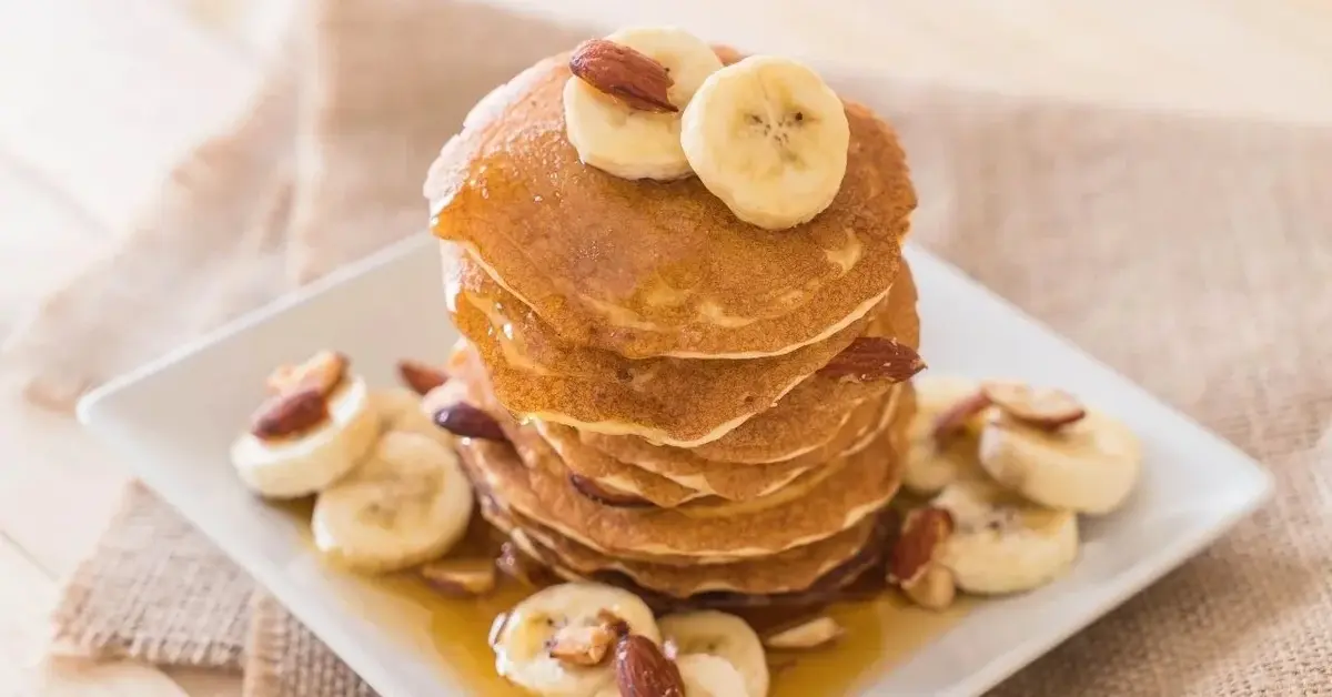 Główne zdjęcie - Bananowe pancakes z migdałami - idealne na śniadanie lub deser