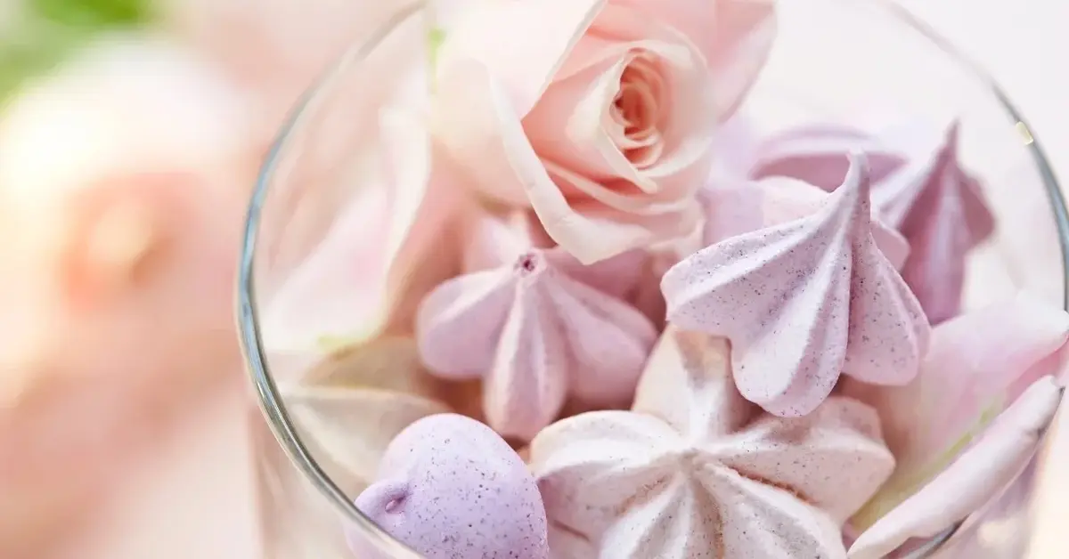 różowe fioletowe beziki w szklanym naczyniu z różą