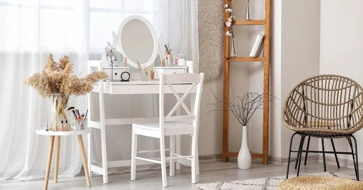 Biała toaletka z lustrem i krzesłem w białej sypialni