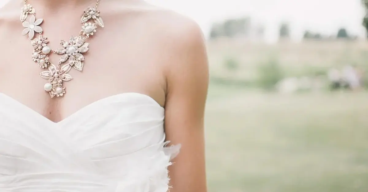 Sylwetka kobieca w sukni ślubnej na bieliznę na okazję na tle łąki