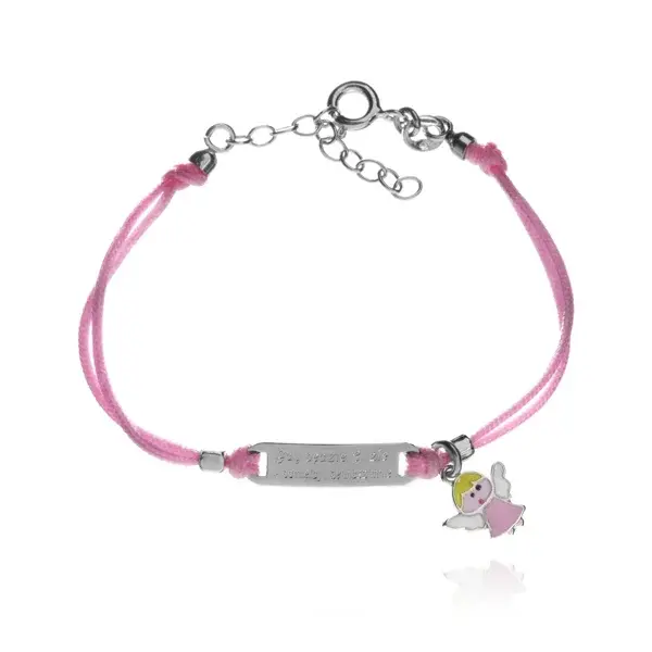Bransoletka sznurkowa dla dziecka różowa ze srebrną zawieszką na białym tle jako biżuteria dla dziecka