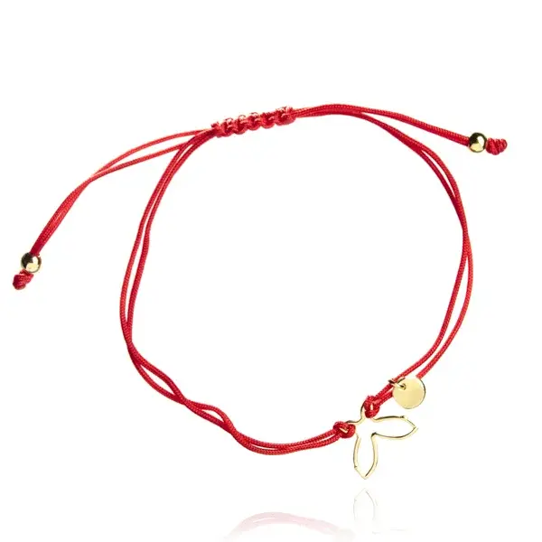 Bransoletka sznurkowa dla dziecka czerwona ze złotą zawieszką na białym tle jako biżuteria dla dziecka