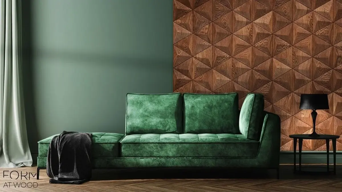Brązowe płyty boazeryjne w salonie nad zieloną kanapą