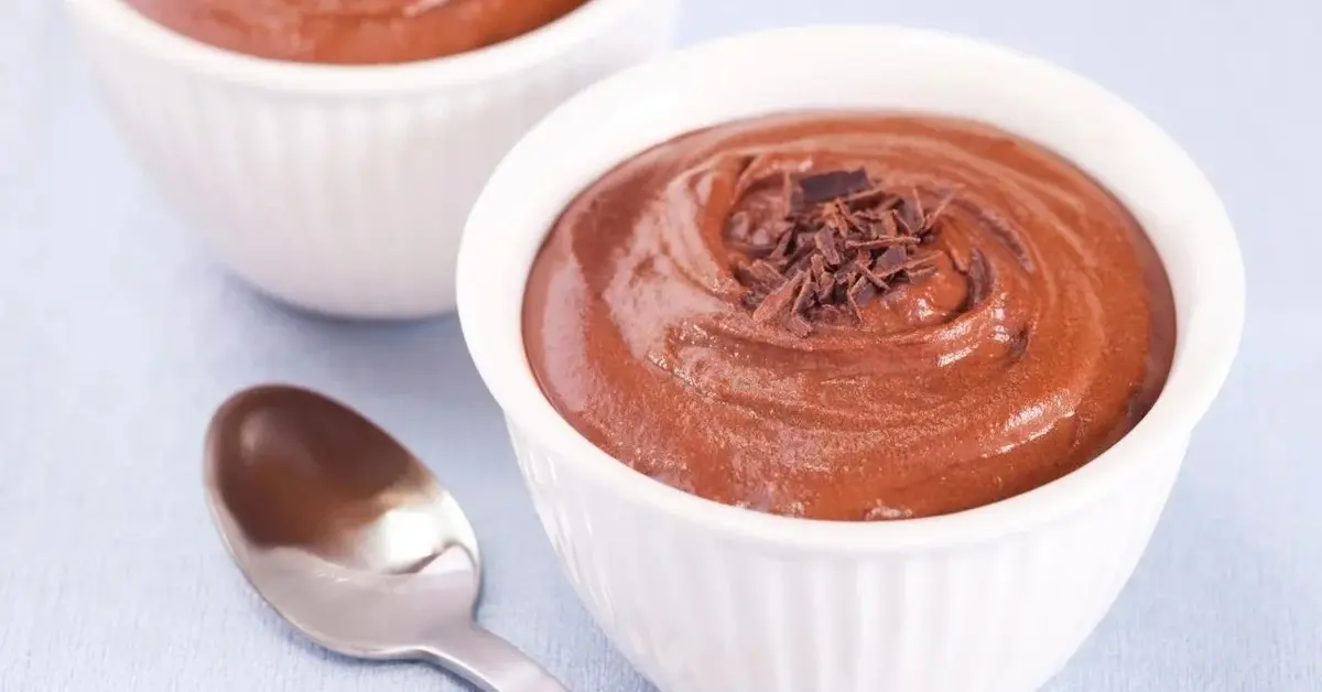 Budyń czekoladowy posypany tartą czekoladą.
