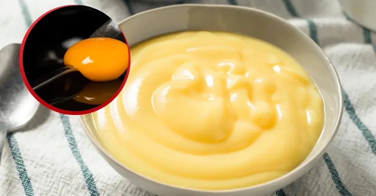 Budyń waniliowy i żółtko na łyżce.