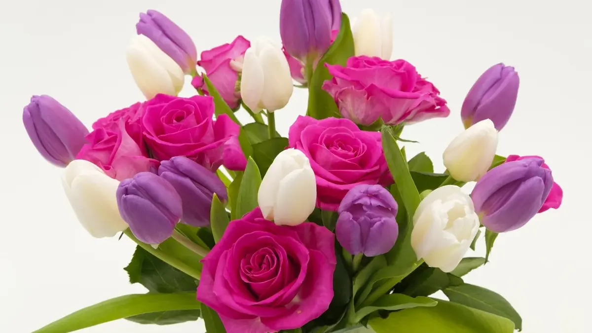 Bukiet z różowych róż, białych i fioletowych tulipanów na imieniny Bożeny.
