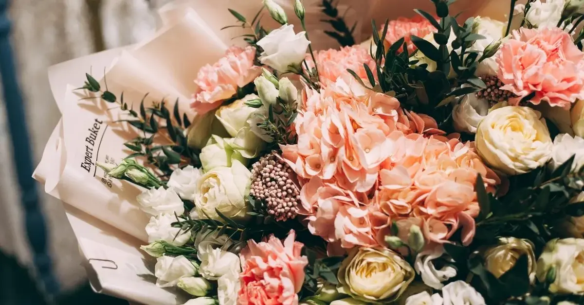 Duży bukiet pastelowych kwiatów na imieniny Krystyny.