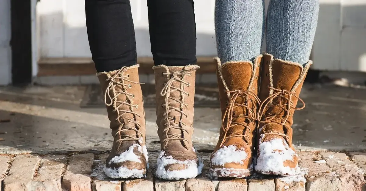 buty zimowe sznuraowane ze śniegiem