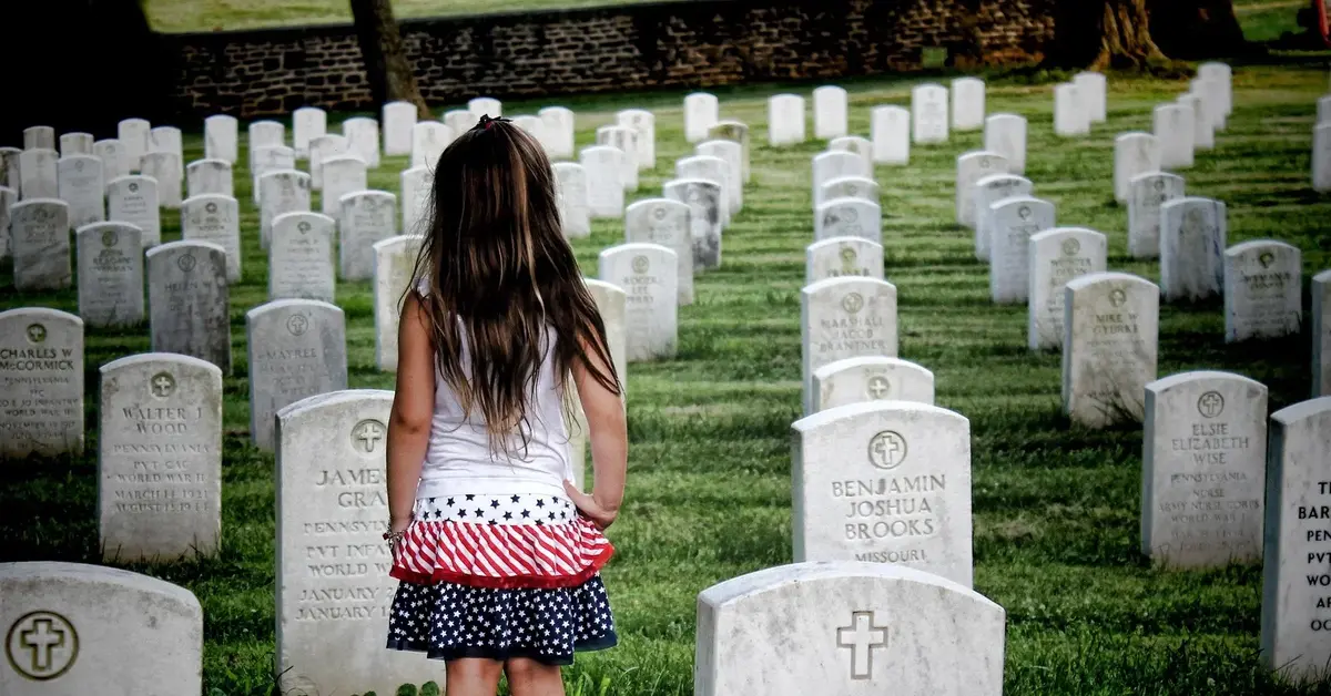 dziewczynka stojąca na cmentarzu