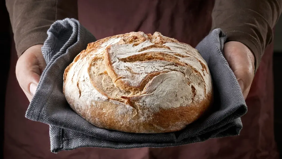chleb na ścierce w dłoniach