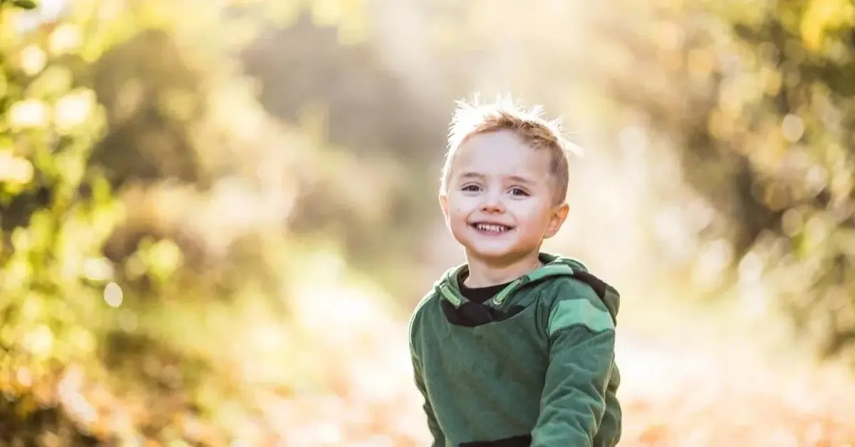 Uśmiechnięty chłopiec spod znaku barana.