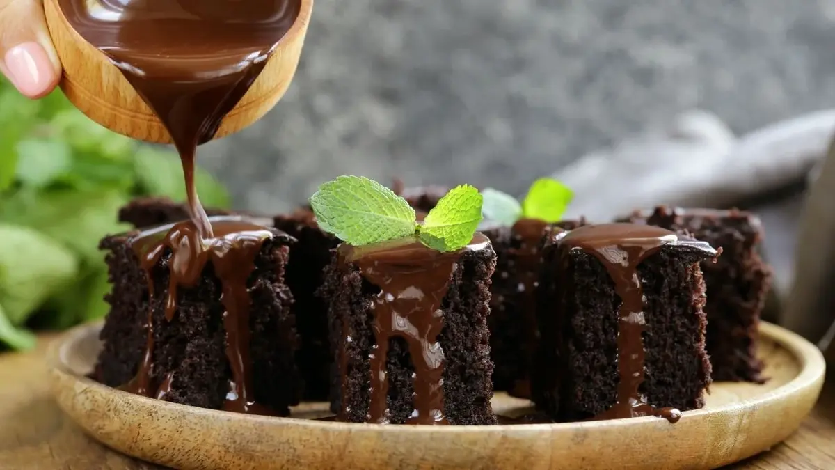 Ciasto czekoladowe polewane gorącą polewą czekoladową
