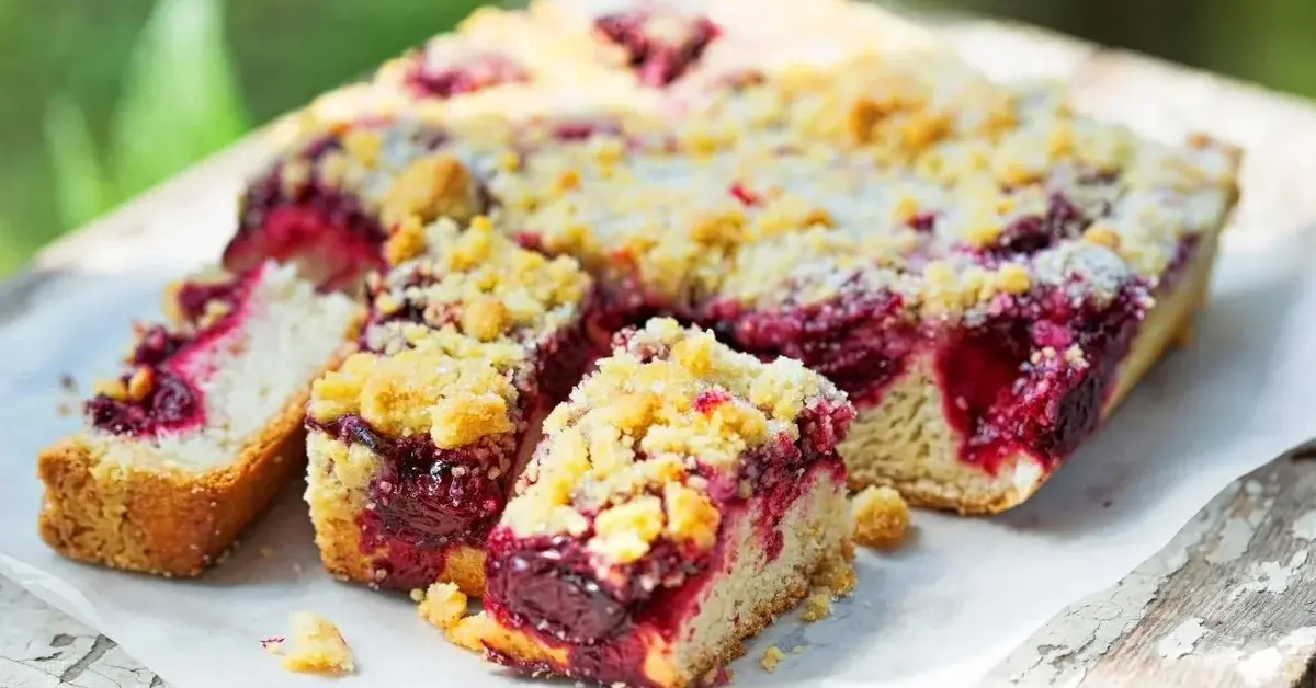 Ciasto drożdżowe z kruszonką i owocami.