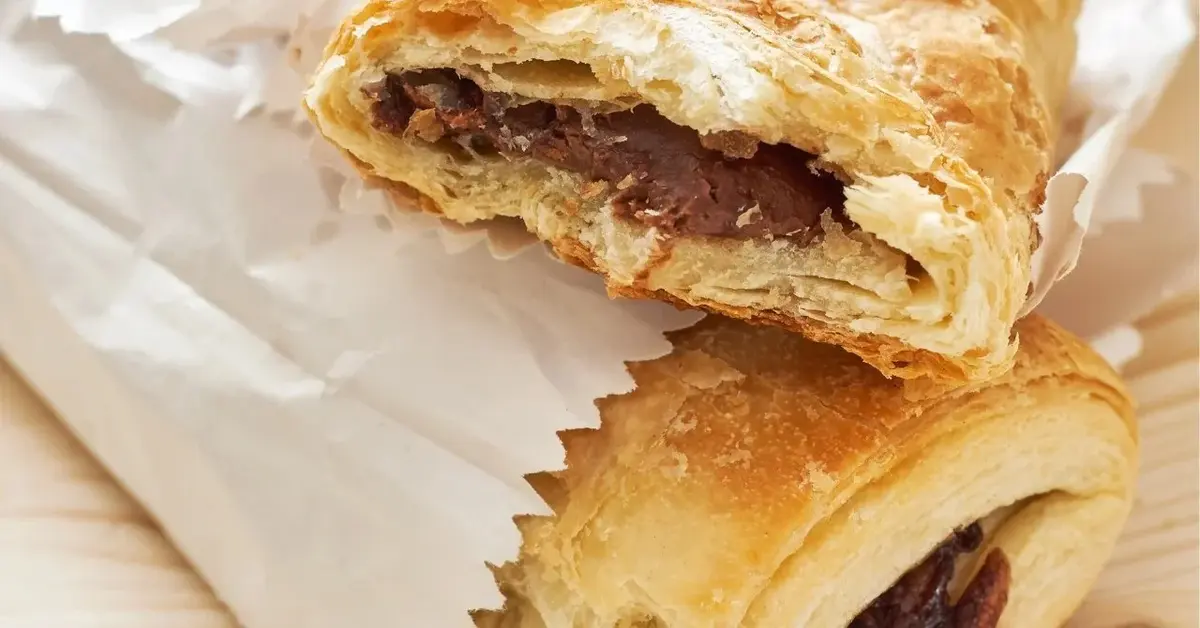 ciasto francuskie z nutellą jedno na drugim w białych torebkach papierowych