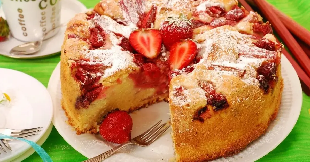 Wiosenne ciasto z rabarbarem i truskawkami, posypane cukrem pudrem
