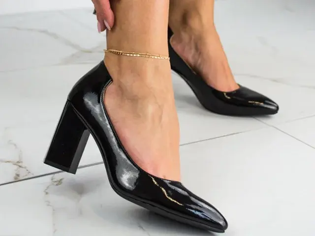 Na damskich stopach czółenka damskie czarne z błyszczącej skóry na wysokim obcasie