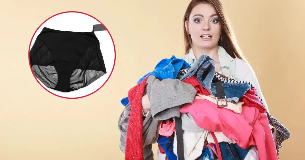 Kobieta niesie pranie i martwi się, że ma plamy na ciemnych majtkach.