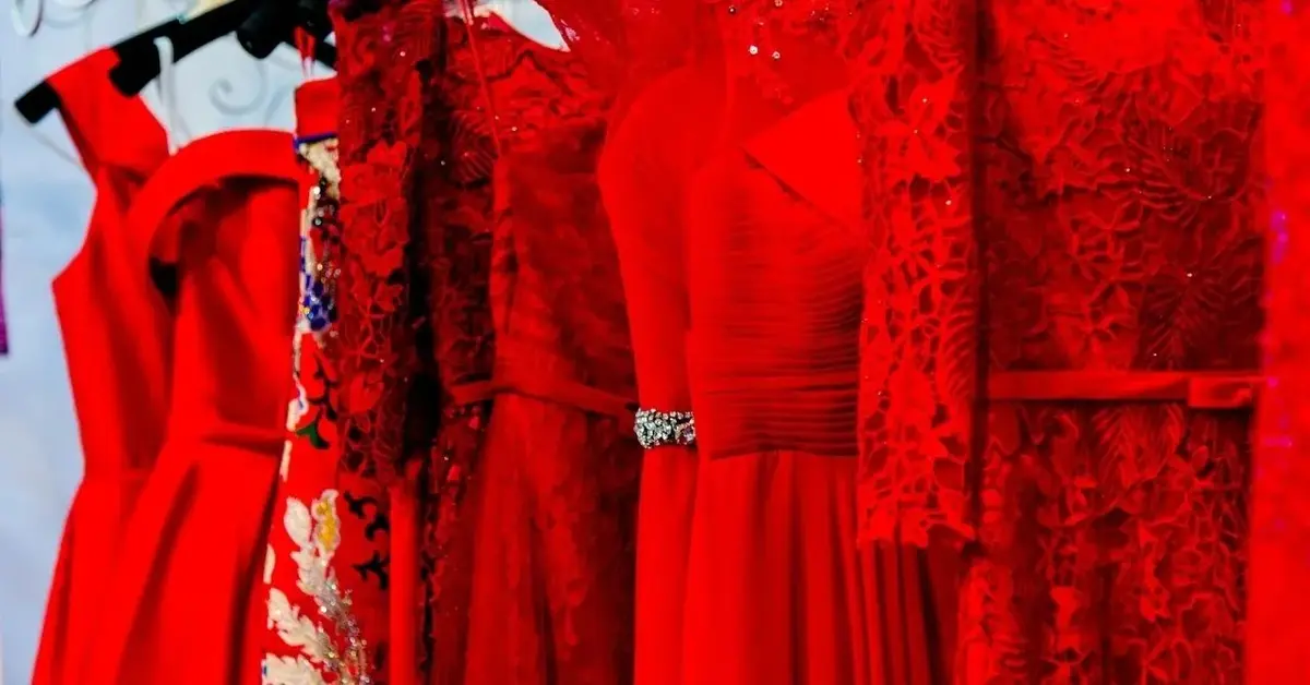 Główne zdjęcie - Czerwona sukienka na wesele. Czy wypada ubrać taką modną kreację?
