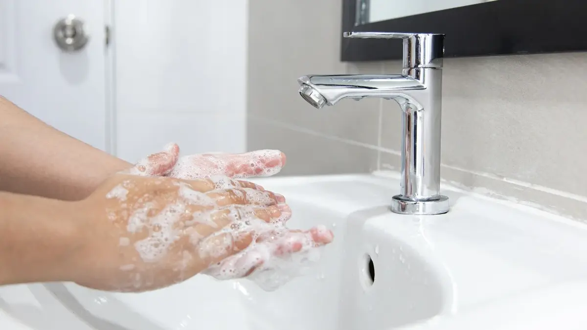 Ręce są namydlone i myte nad umywalką.