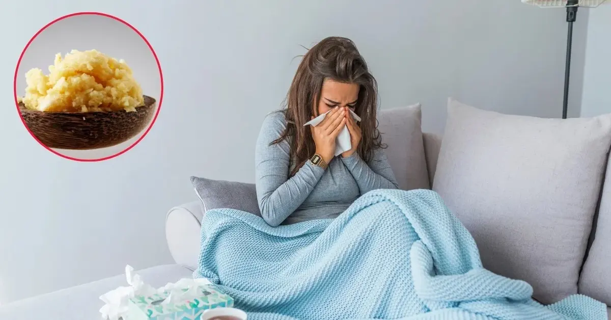 Kobieta jest przeziębiona i ma mdłości, obok widać rozgnieciony czosnek na przeziębienie.