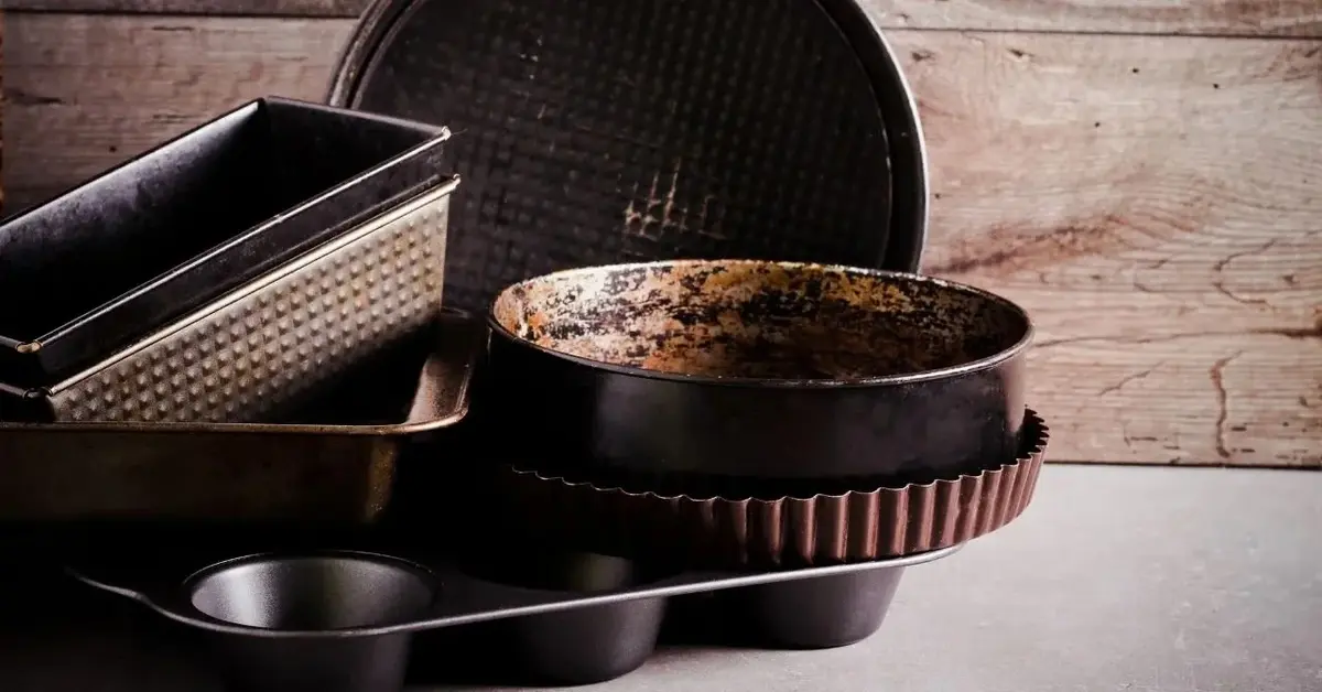 zabrudzone blaszki do pieczenia i foremki