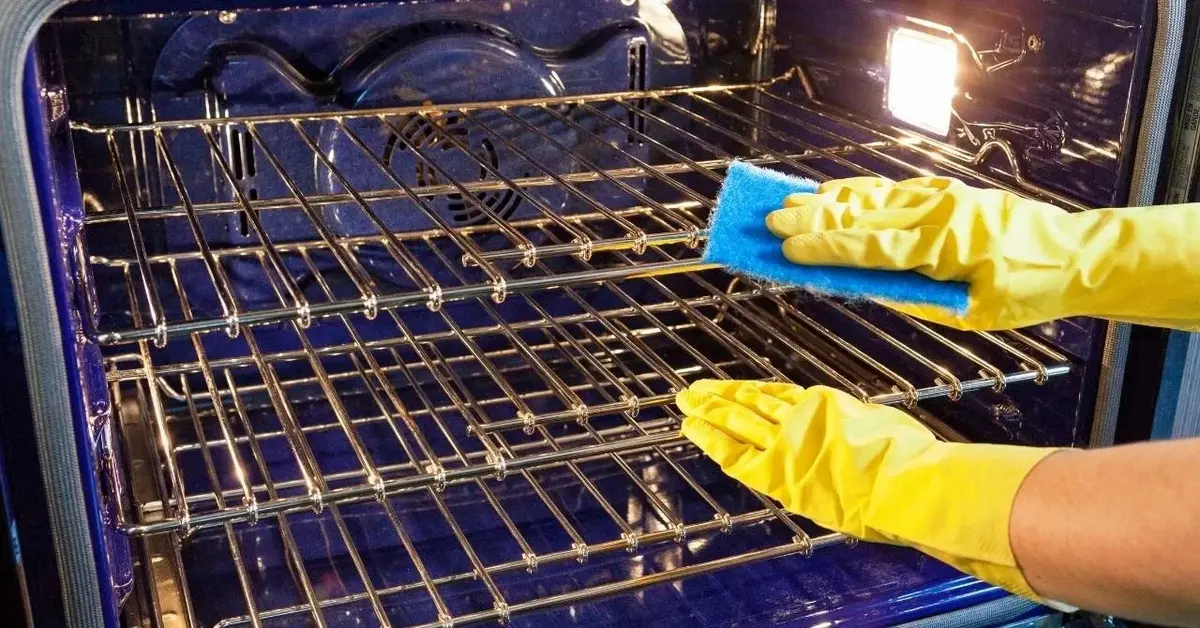 Dokładne czyszczenie piekarnika w rękawiczkach