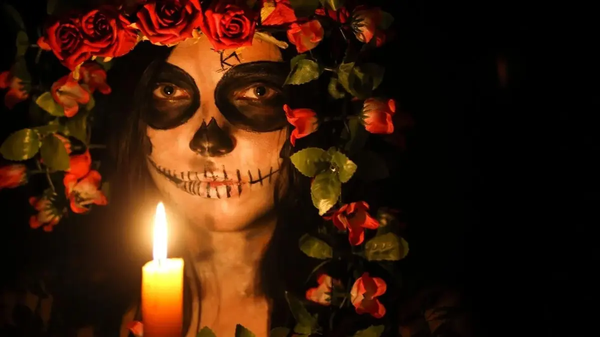 Kobieta pomalowana na Święto Zmarłych - Dia de Muertos.