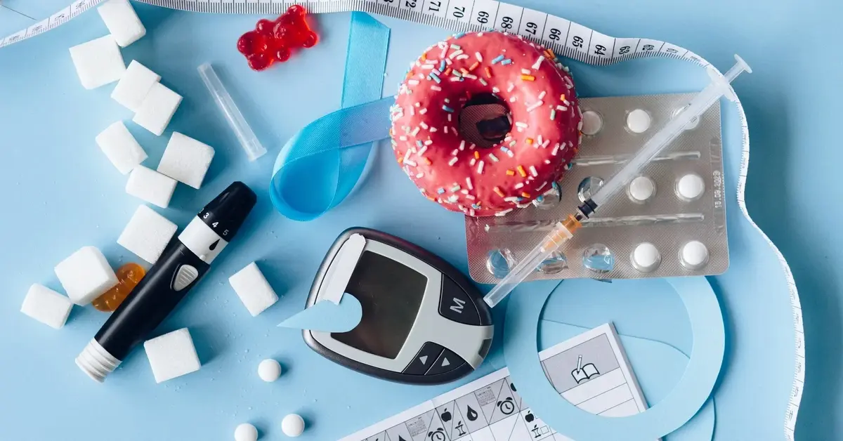 Glukometr, metr, tabletki, kostki cukru, pączek z lukrem