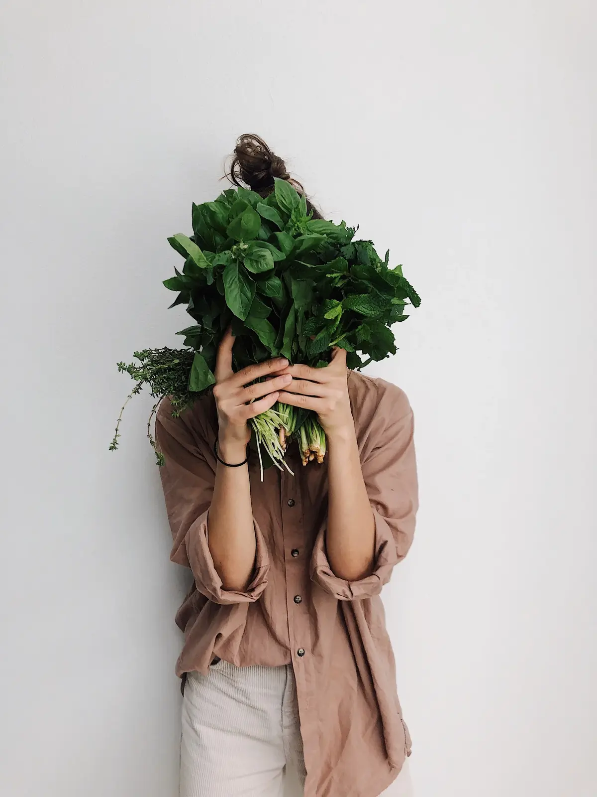 Kobieta trzyma zieleninę