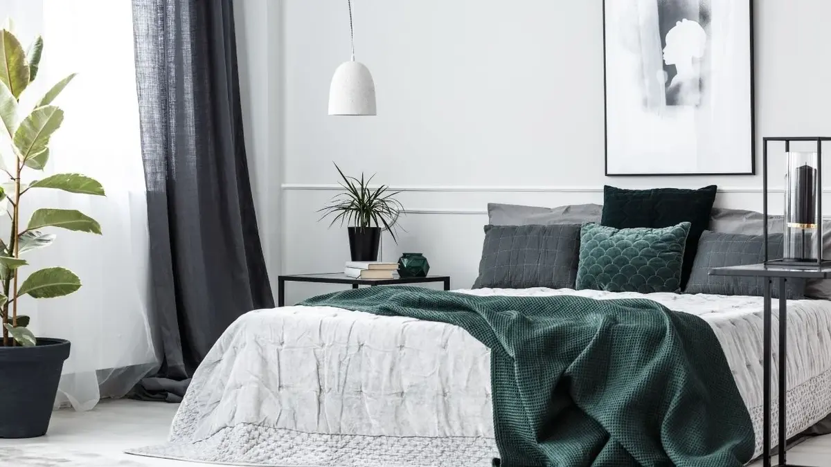 Szare, lniane zasłony w biało-zielono-szarej sypialni