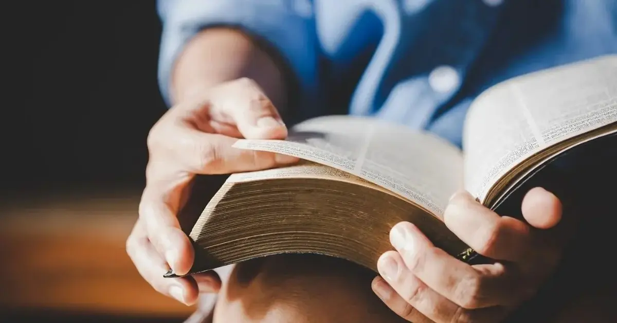 Biblia trzymana w dłoniach w trakcie czytania