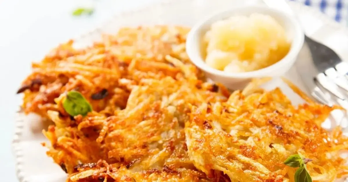 Placki ziemniaczane bez jajek na talerzu.