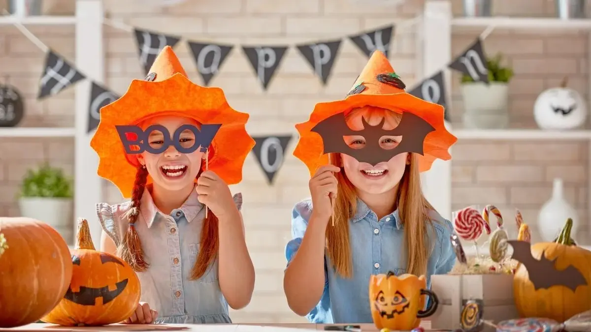 Dzieci przebrane na imprezę na Halloween