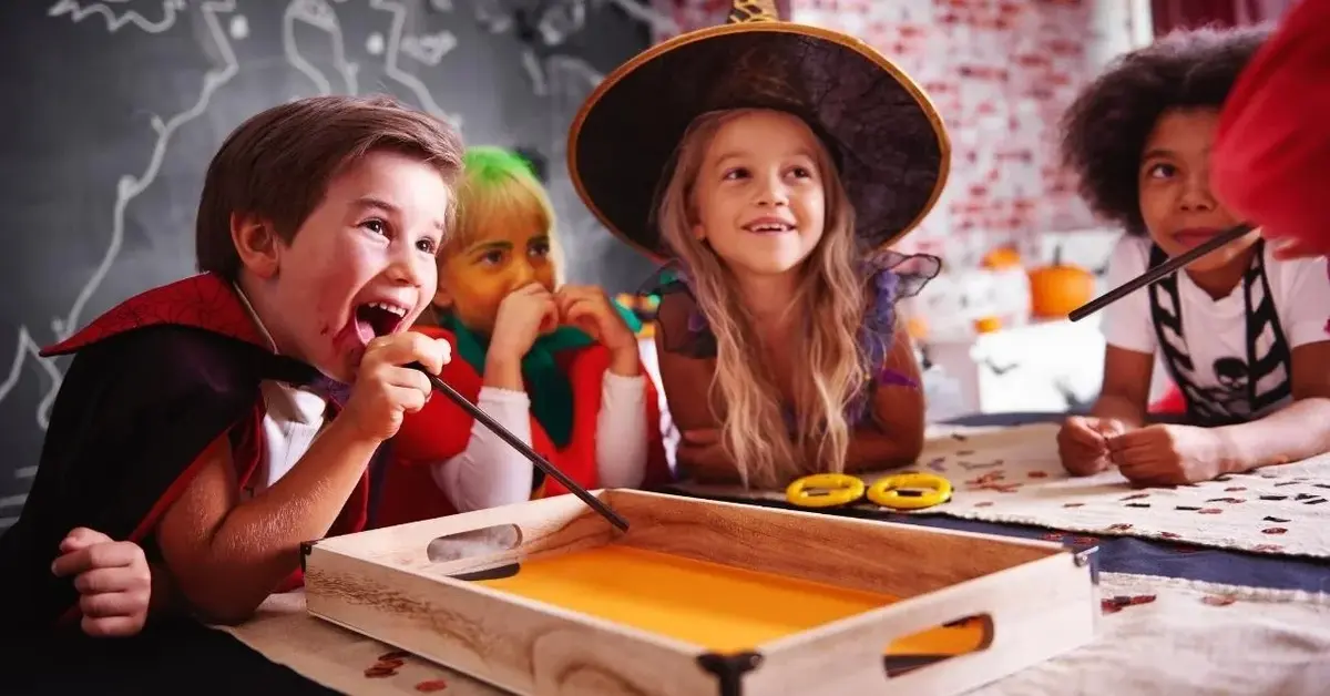 Przebrane dzieci oglądają z zainteresowaniem bajki na Halloween.