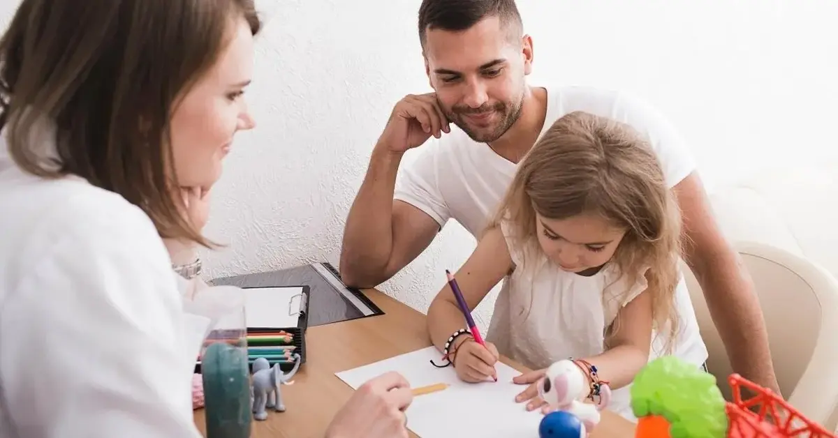 Dziewczynka z zaburzeniem przetwarzania słuchowego nie słucha rodziców i rysuje na kartce,