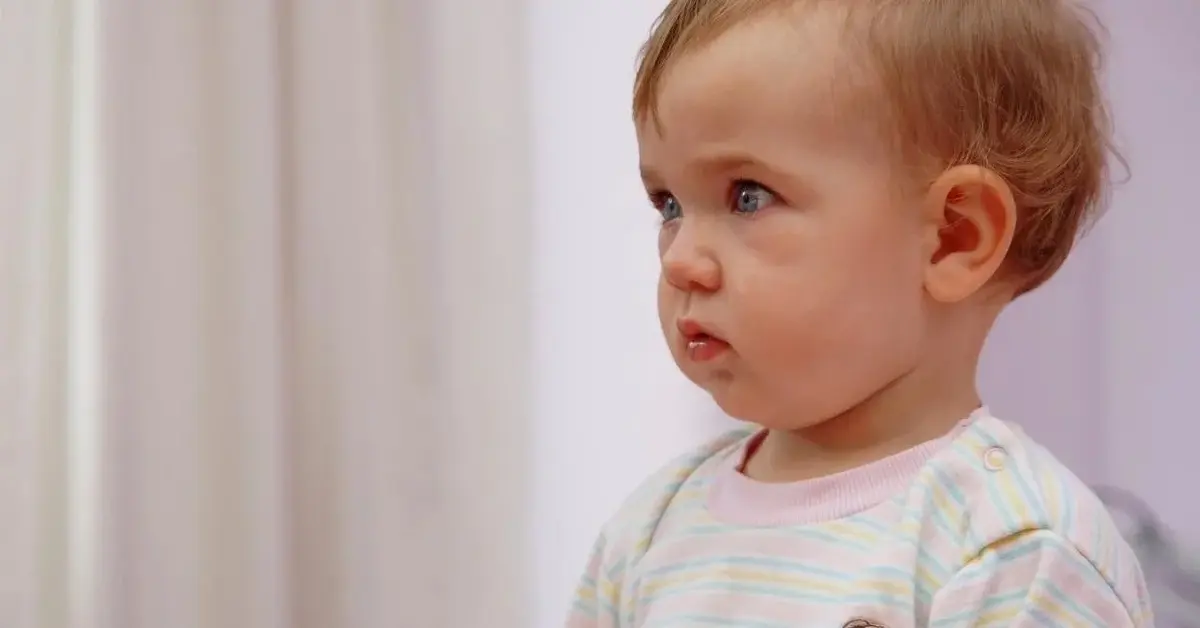 Małe dziecko patrzy się na ekran.