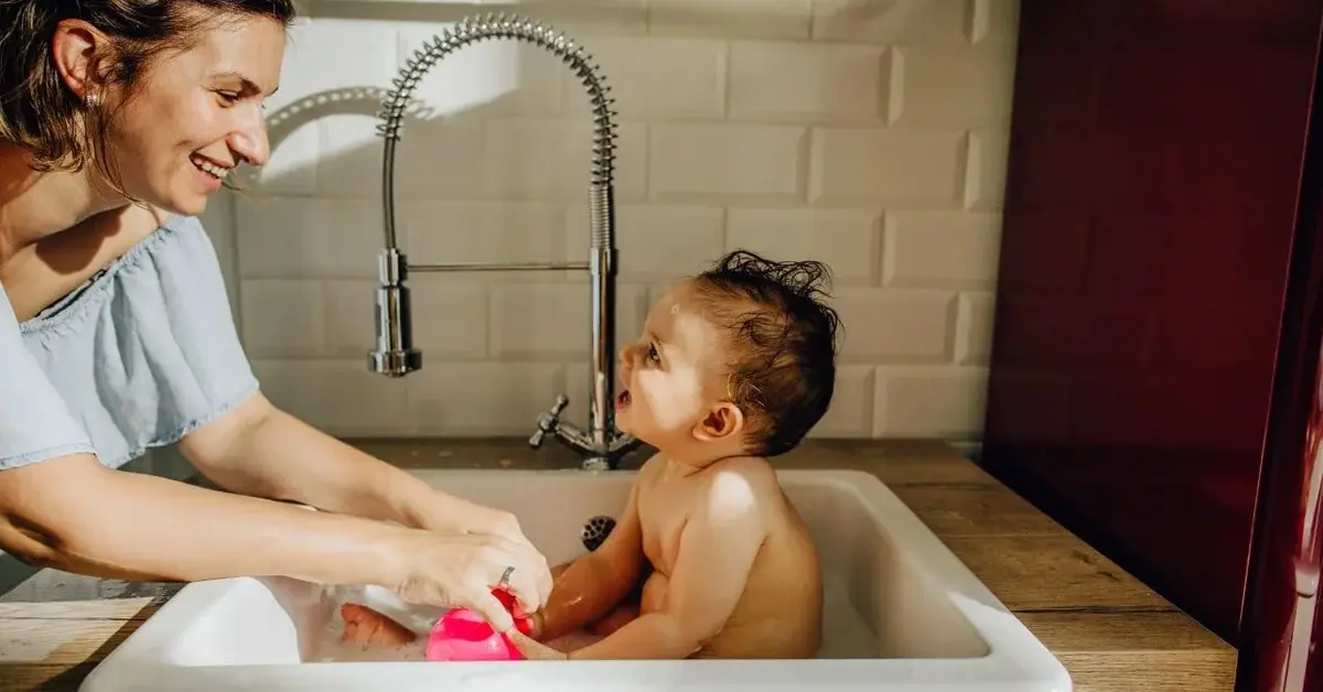 Główne zdjęcie - "Moje dziecko nie lubi kąpieli. Co robić?". Top 3 porady, które mogą pomóc każdej mamie