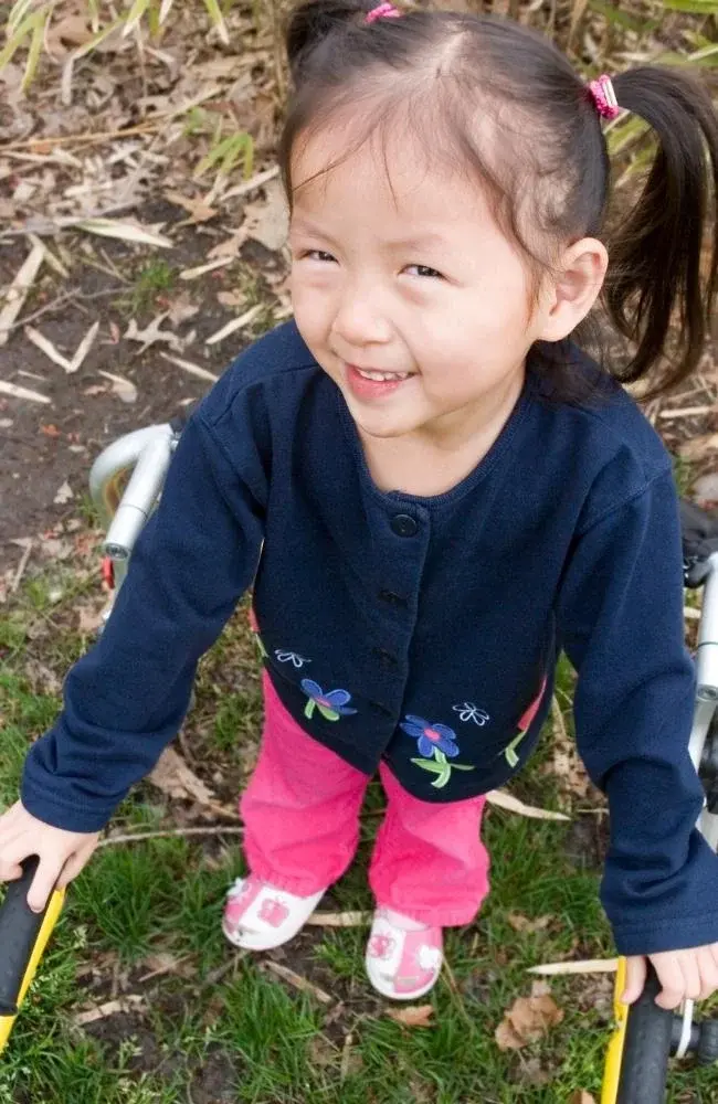 Dziewczynka z przedszkola jest na spacerze.