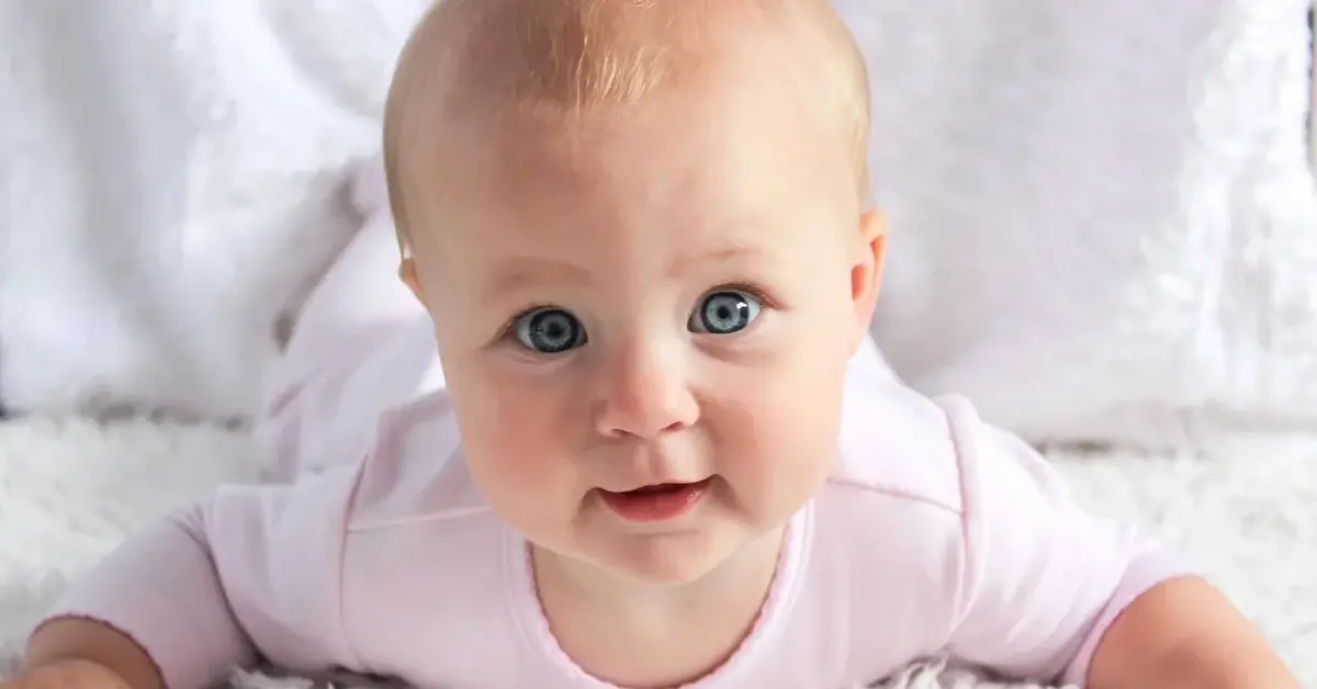 Ubrana na różowo dziewczynka, urodzona w 2022 roku.