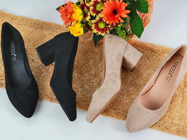 Prezentacja 4 par czółenek damskich w kolorach czarnym i nude