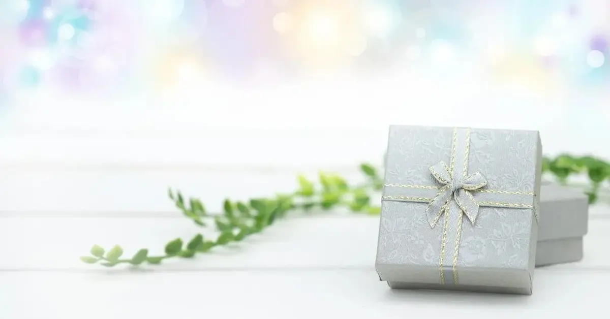 Dwa małe, białe upominki na dzień babci i dziadka.