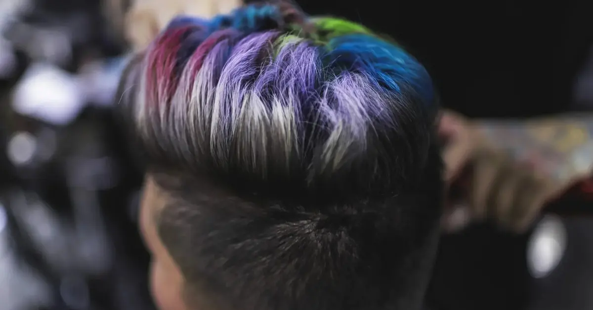 Tył kobiecej głowy w krótkie fryzurze z włosami farbowanymi w różne kolory