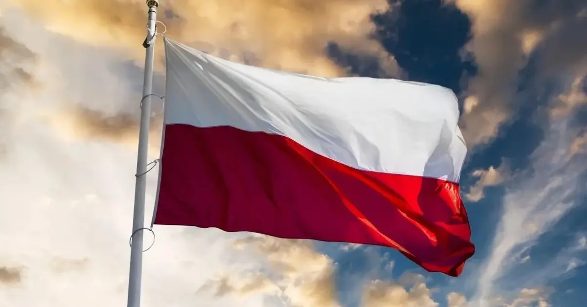 Flaga Polski zawieszona 11 listopada