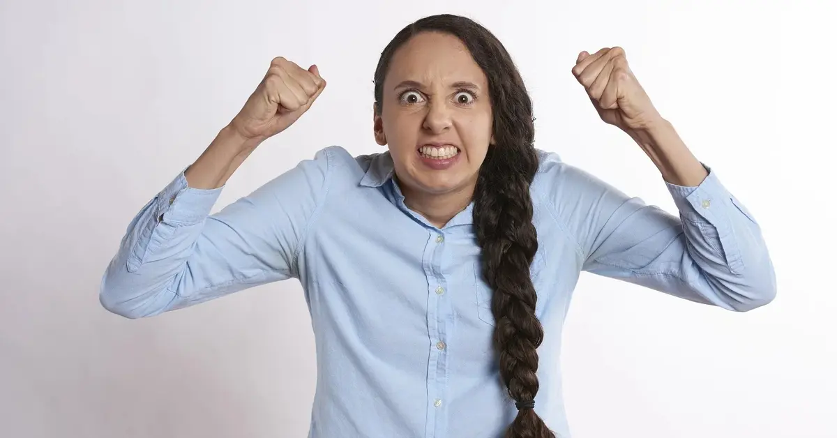 kobieta unosząca ręce do góry w geście złości